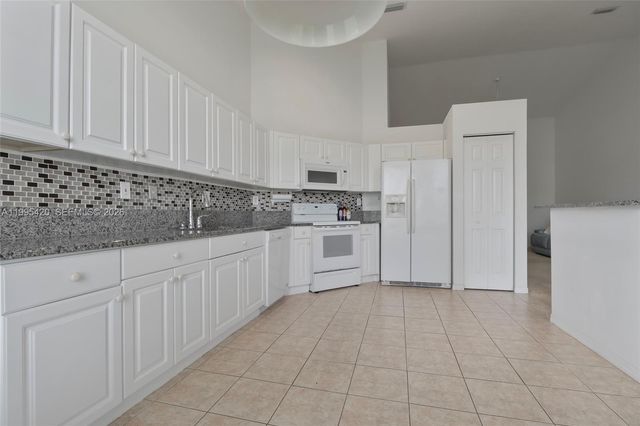 7501 S Aragon Blvd 4, Sunrise, FL 33313