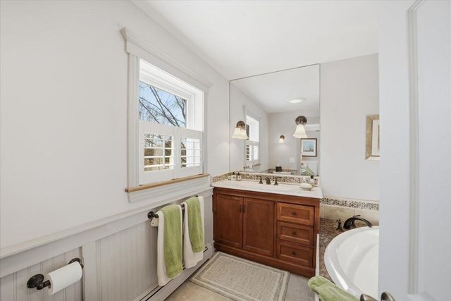 60 Holiday Point Road, North Hero, VT 05474