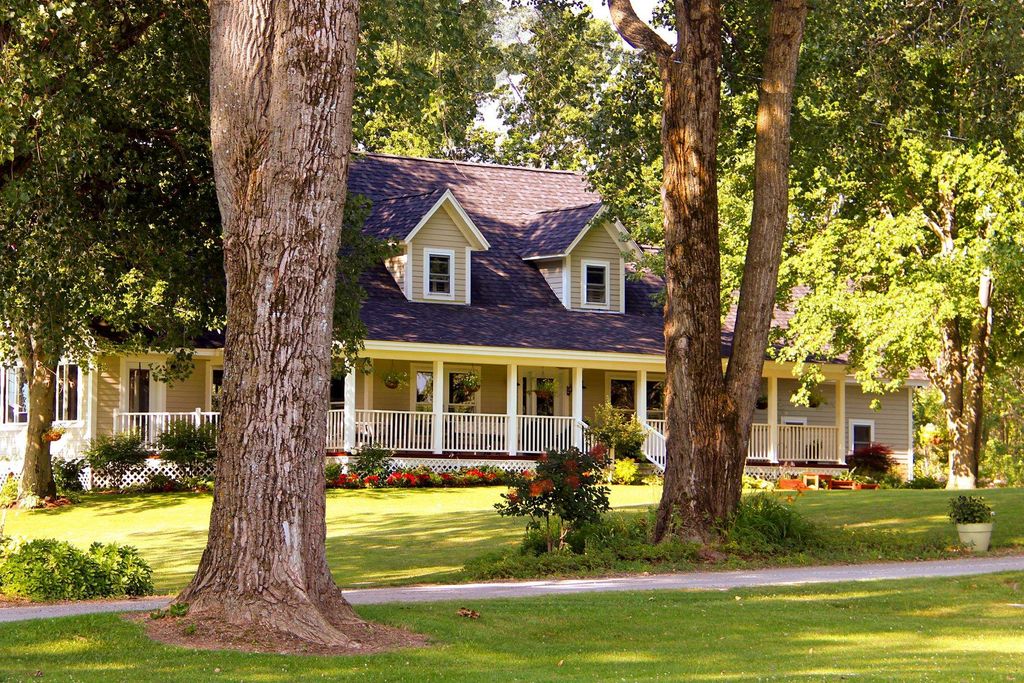 60 Holiday Point Road, North Hero, VT 05474