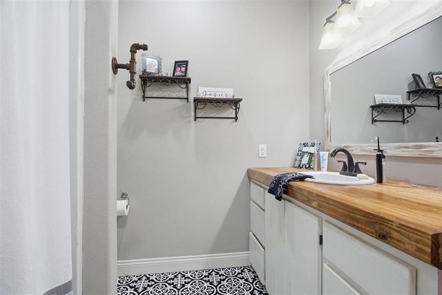 4131 Hickory Branch, Moss Bluff, LA 70611