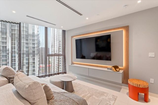 300 Biscayne Blvd Way 3403, Miami, FL 33131