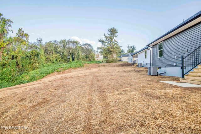 1029 Claude Rd, Knoxville, TN 37914