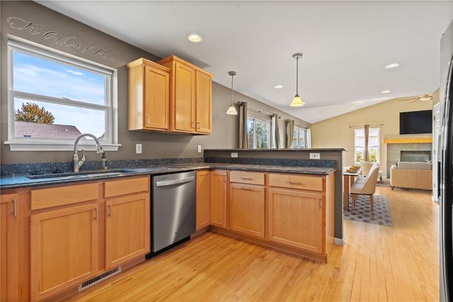 385 Rosslare St, Marion, IA 52302