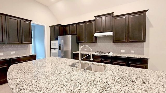 104 Forest Bend Court, Clute, TX 77531
