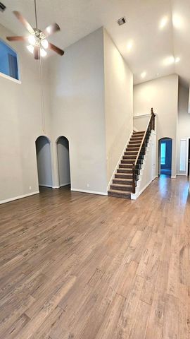 104 Forest Bend Court, Clute, TX 77531