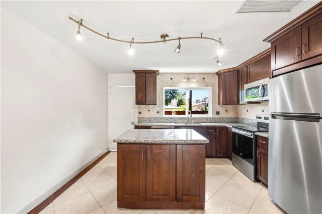 7320 Lennox Avenue D8, Van Nuys, CA 91405