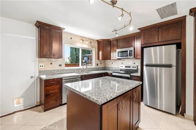7320 Lennox Avenue D8, Van Nuys, CA 91405