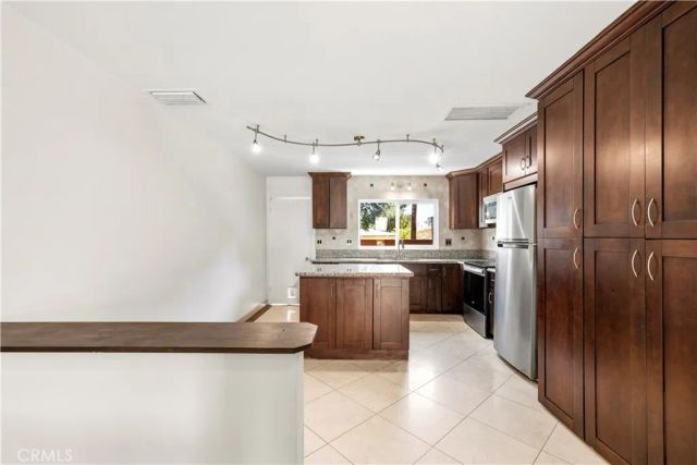 7320 Lennox Avenue D8, Van Nuys, CA 91405
