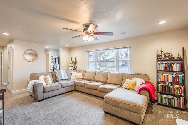 840 W Kinghorn Dr, Nampa, ID 83651