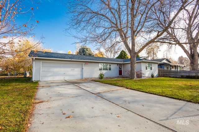 840 W Kinghorn Dr, Nampa, ID 83651