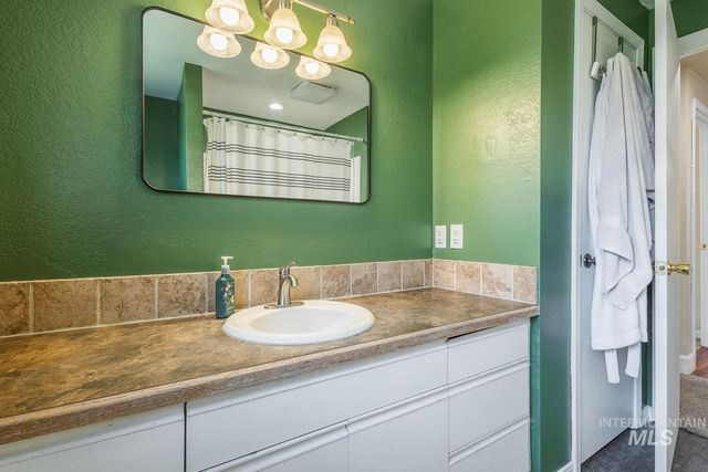 840 W Kinghorn Dr, Nampa, ID 83651