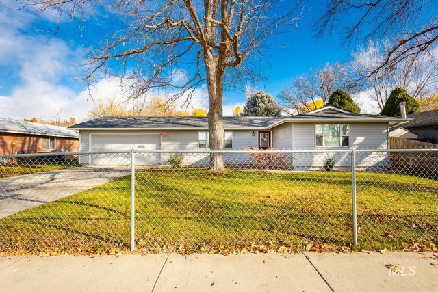 840 W Kinghorn Dr, Nampa, ID 83651