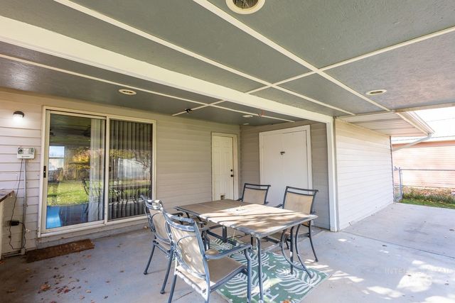 840 W Kinghorn Dr, Nampa, ID 83651