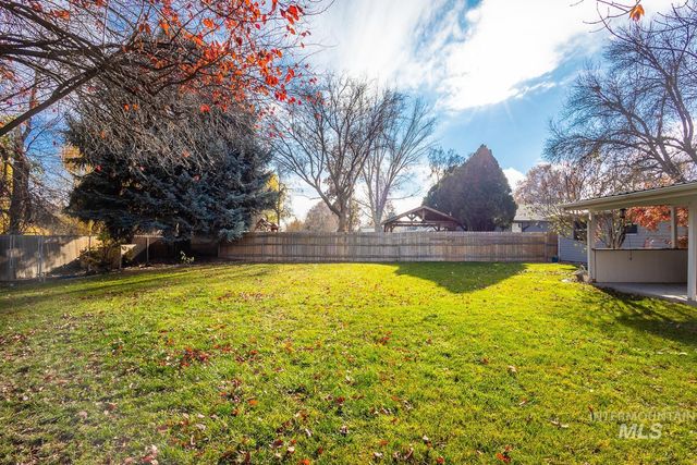 840 W Kinghorn Dr, Nampa, ID 83651