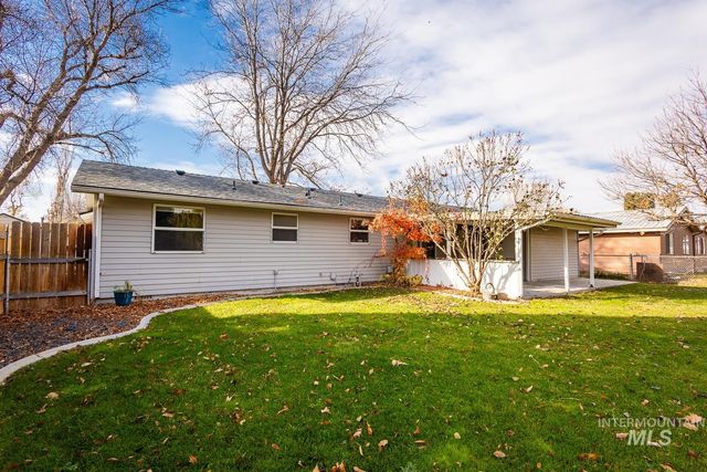 840 W Kinghorn Dr, Nampa, ID 83651