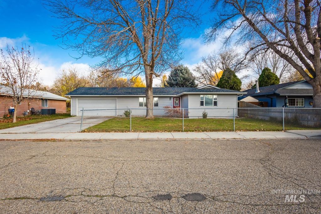 840 W Kinghorn Dr, Nampa, ID 83651