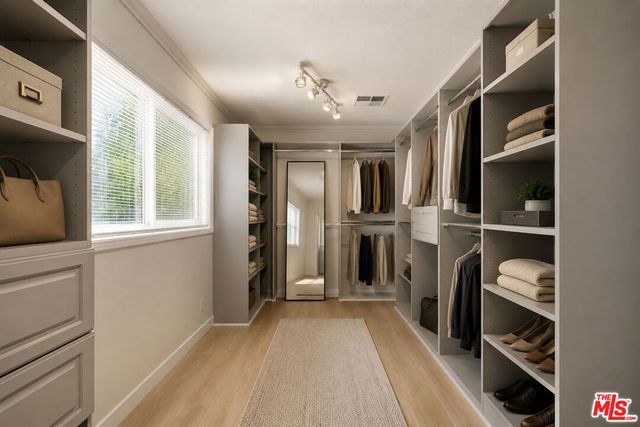 6035 Fallbrook Ave, Woodland Hills, CA 91367