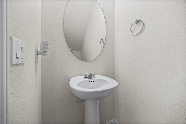 250 Twisted Oaks LN, Buda, TX 78610