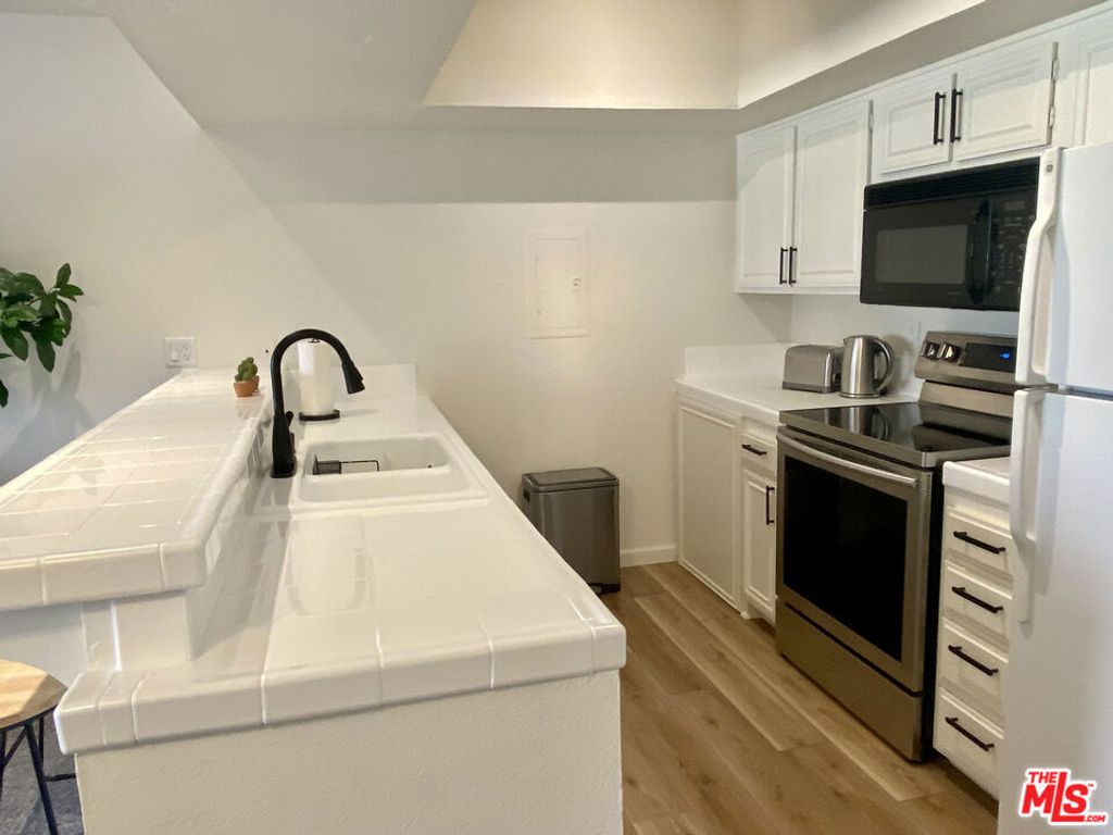 Image 8 of property listing at 1655 E Palm Canyon Drive 318, Palm Springs, CA 92264