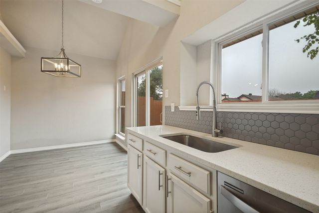 945 Ramblewood Drive, Lewisville, TX 75067