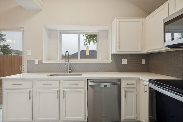 945 Ramblewood Drive, Lewisville, TX 75067