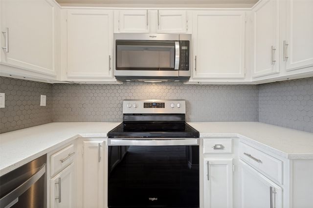 945 Ramblewood Drive, Lewisville, TX 75067