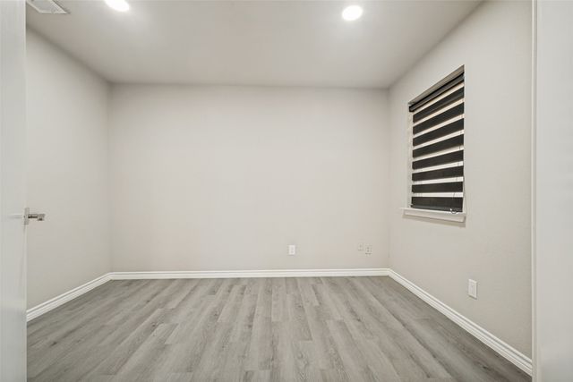 945 Ramblewood Drive, Lewisville, TX 75067