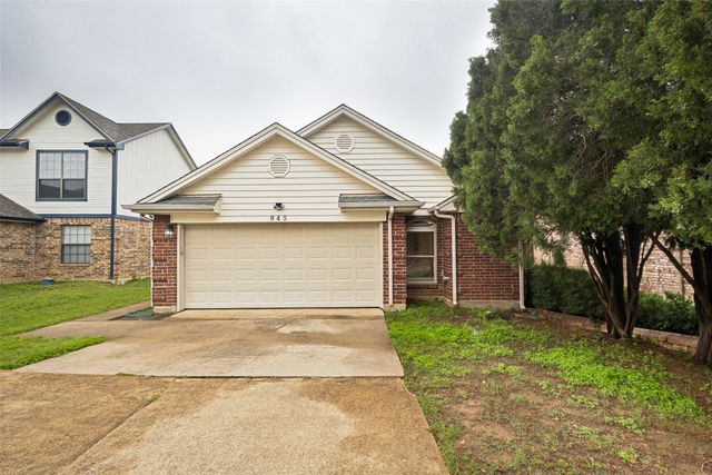 945 Ramblewood Drive, Lewisville, TX 75067