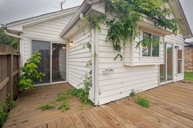 945 Ramblewood Drive, Lewisville, TX 75067