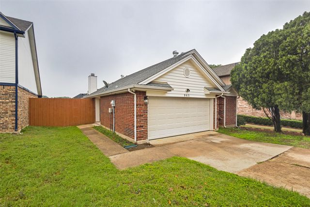945 Ramblewood Drive, Lewisville, TX 75067