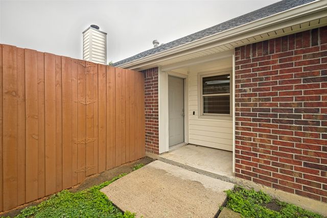 945 Ramblewood Drive, Lewisville, TX 75067