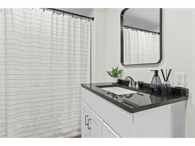 27645 SNYDER Rd, Junction City, OR 97448