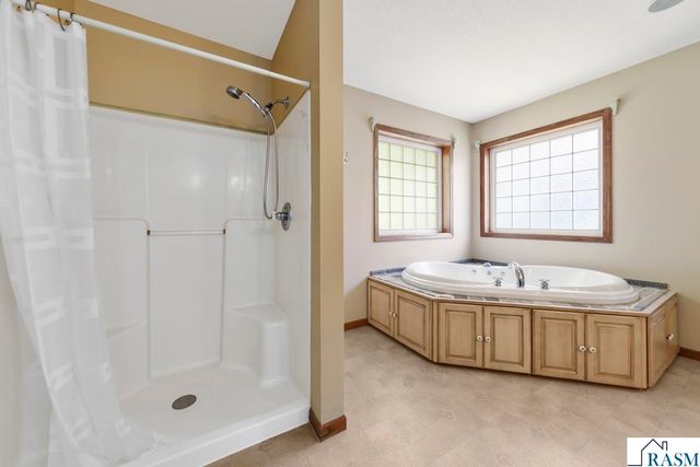 216 South Brook Circle, Mankato, MN 56001