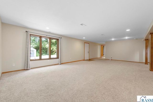 216 South Brook Circle, Mankato, MN 56001