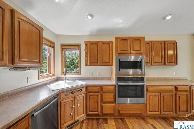 216 South Brook Circle, Mankato, MN 56001