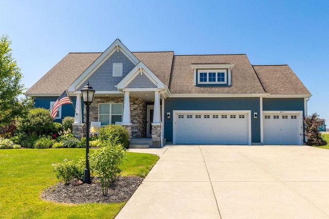 8211 W Highlander DRIVE, Mequon, WI 53097