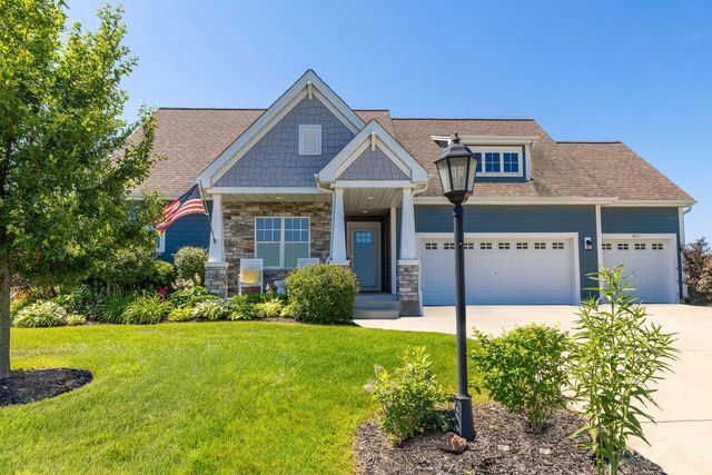 8211 W Highlander DRIVE, Mequon, WI 53097