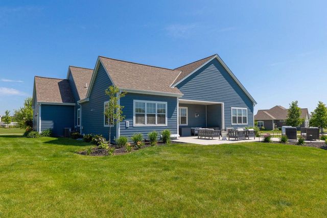 8211 W Highlander DRIVE, Mequon, WI 53097