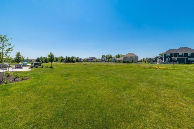 8211 W Highlander DRIVE, Mequon, WI 53097