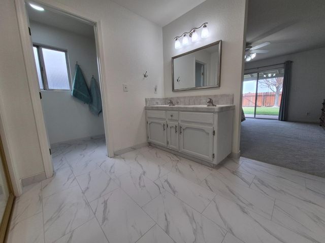 1497 Bridgeport Ln, Manteca, CA 95336
