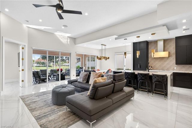 3956 Isla Ciudad CT, Naples, FL 34109