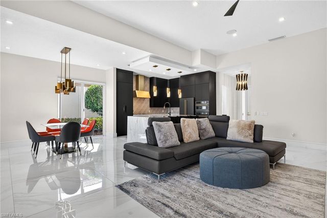 3956 Isla Ciudad CT, Naples, FL 34109