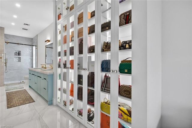 3956 Isla Ciudad CT, Naples, FL 34109