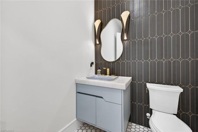 3956 Isla Ciudad CT, Naples, FL 34109