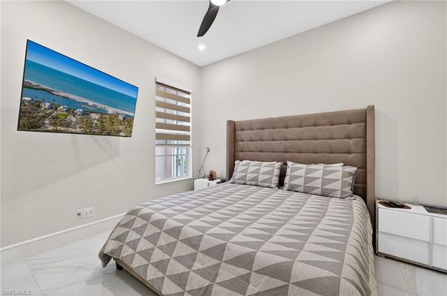 3956 Isla Ciudad CT, Naples, FL 34109