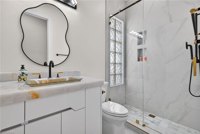 3956 Isla Ciudad CT, Naples, FL 34109