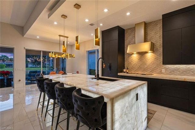 3956 Isla Ciudad CT, Naples, FL 34109