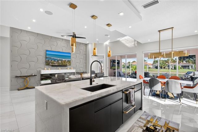 3956 Isla Ciudad CT, Naples, FL 34109