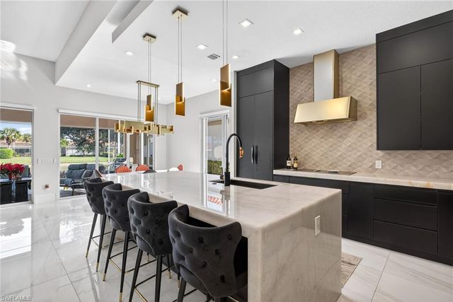 3956 Isla Ciudad CT, Naples, FL 34109