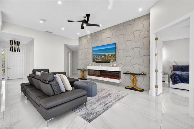 3956 Isla Ciudad CT, Naples, FL 34109